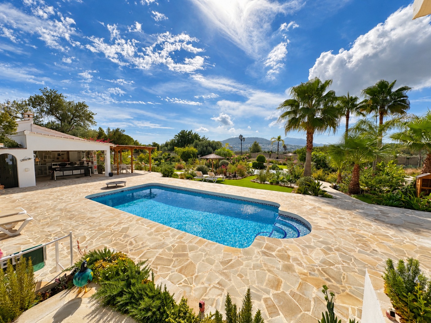 Charmante villa de 6 chambres à vendre à Javea, près de la vieille ville et de l'école internationale.