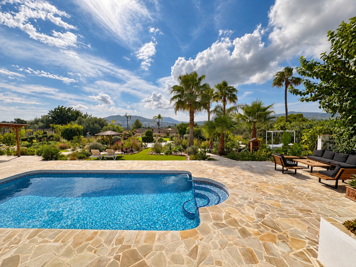 Charmante villa de 6 chambres à vendre à Javea, près de la vieille ville et de l'école internationale.