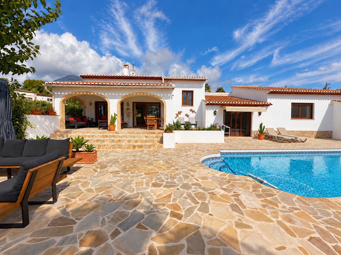 Charmante villa de 6 chambres à vendre à Javea, près de la vieille ville et de l'école internationale.