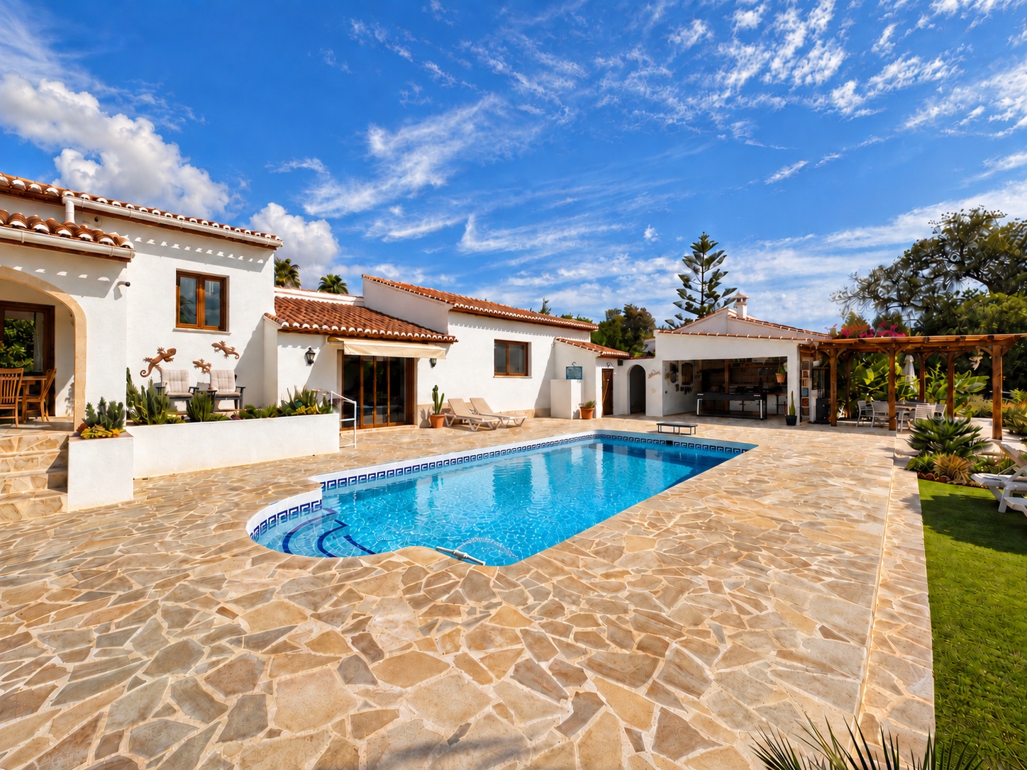 Charmante villa de 6 chambres à vendre à Javea, près de la vieille ville et de l'école internationale.