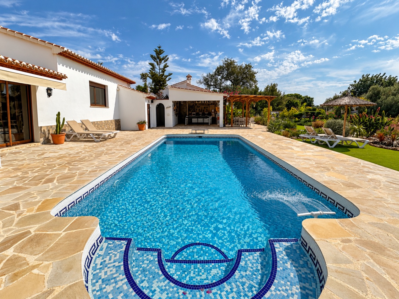 Charmante villa de 6 chambres à vendre à Javea, près de la vieille ville et de l'école internationale.
