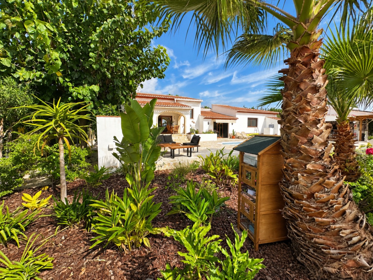Charmante villa de 6 chambres à vendre à Javea, près de la vieille ville et de l'école internationale.