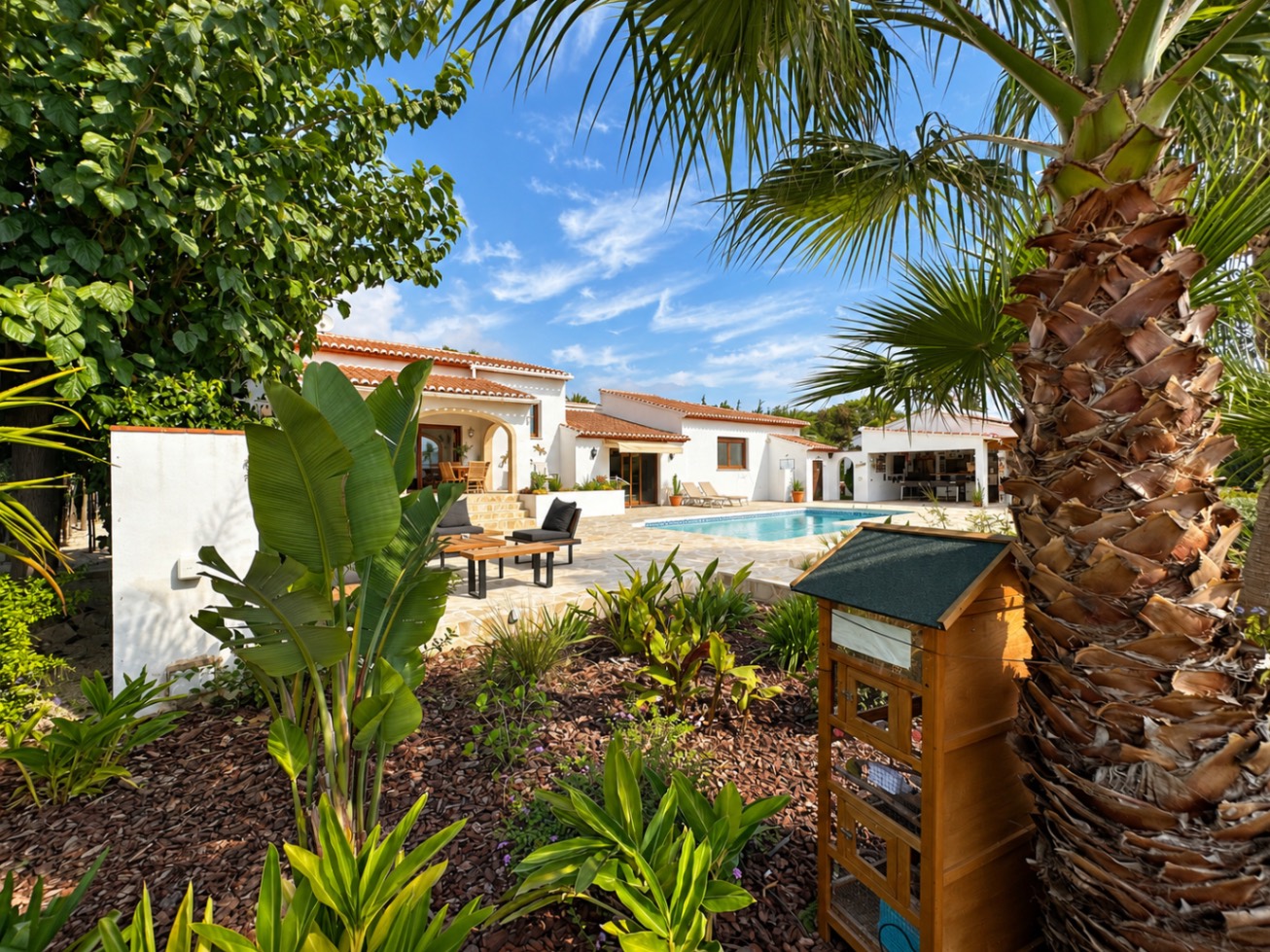 Charmante villa de 6 chambres à vendre à Javea, près de la vieille ville et de l'école internationale.