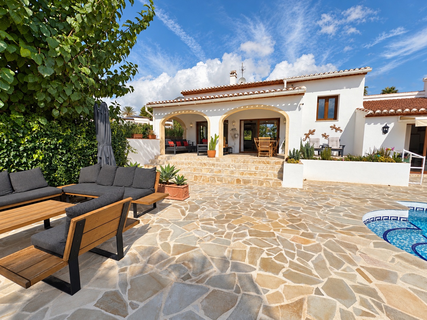 Charmante villa de 6 chambres à vendre à Javea, près de la vieille ville et de l'école internationale.