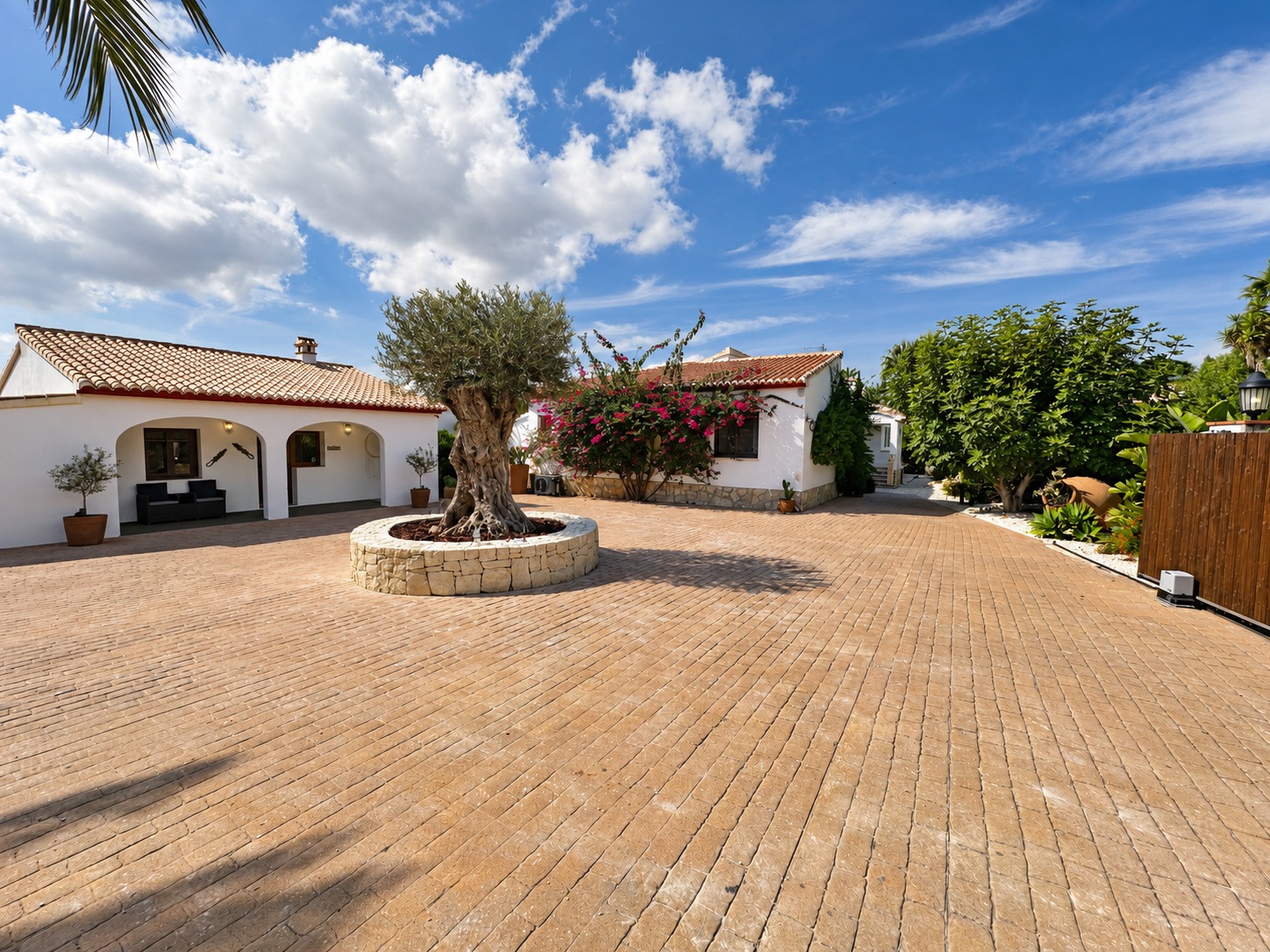 Charmante villa de 6 chambres à vendre à Javea, près de la vieille ville et de l'école internationale.