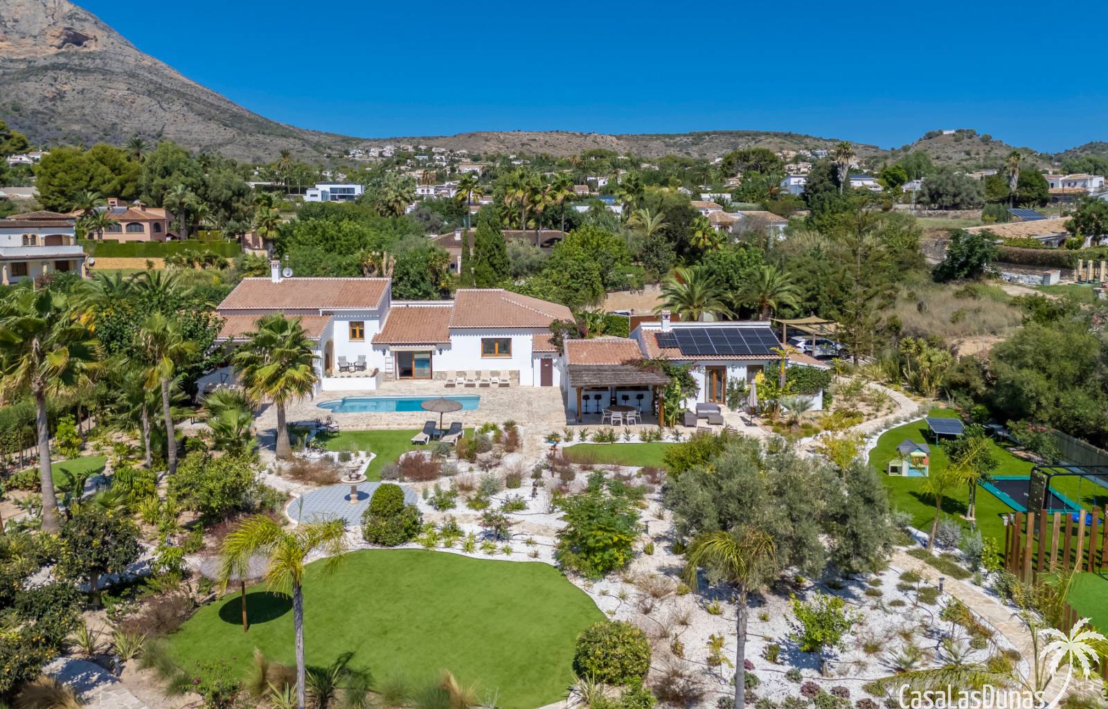 Charmante villa de 6 chambres à vendre à Javea, près de la vieille ville et de l'école internationale.