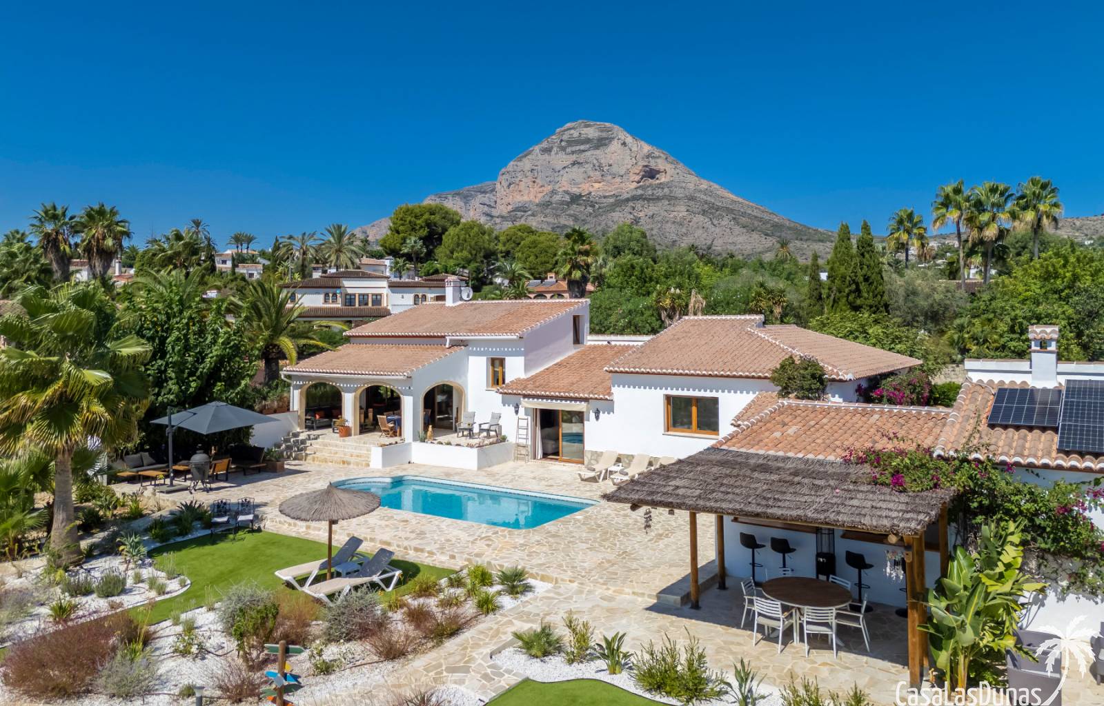 Charmante villa de 6 chambres à vendre à Javea, près de la vieille ville et de l'école internationale.
