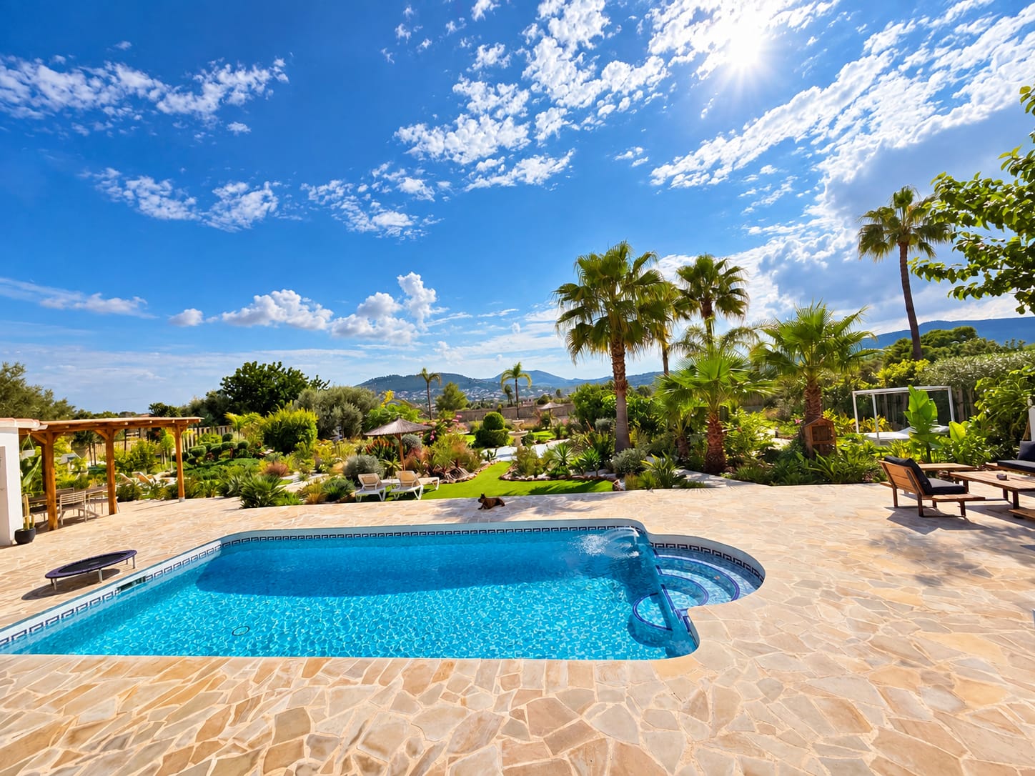Charmante villa de 6 chambres à vendre à Javea, près de la vieille ville et de l'école internationale.