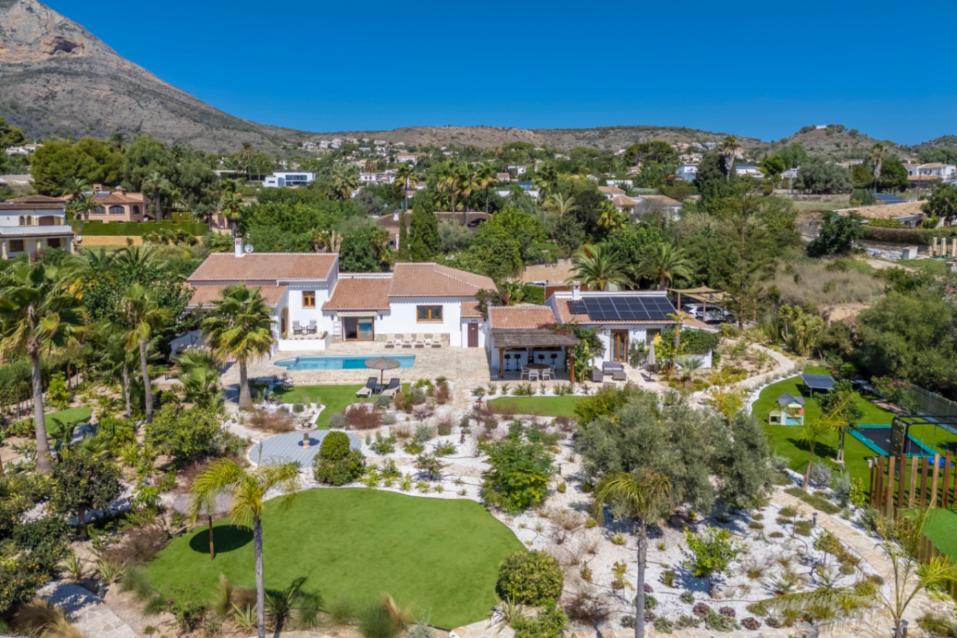 Charmante villa de 6 chambres à vendre à Javea, près de la vieille ville et de l'école internationale.