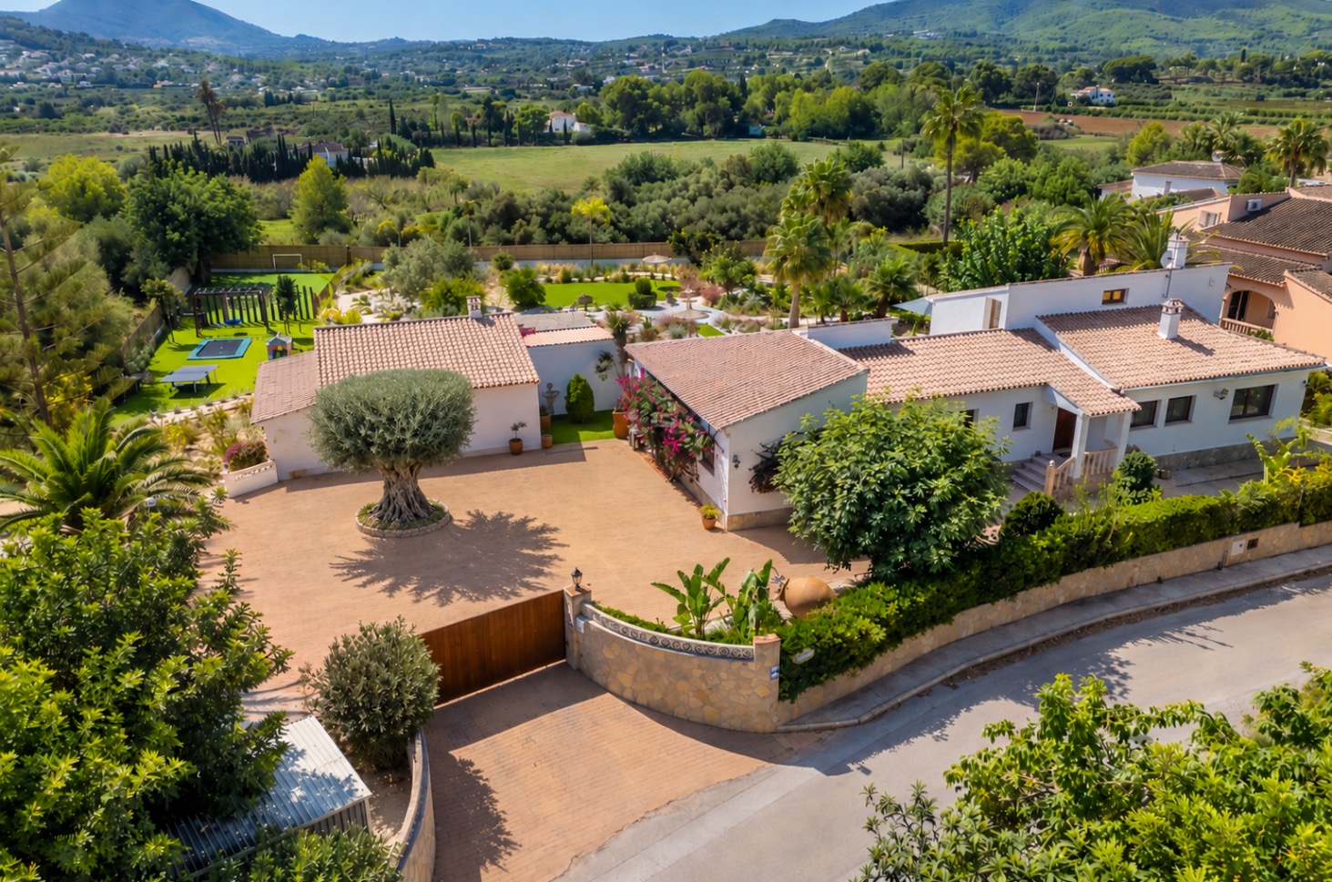 Charmante villa de 6 chambres à vendre à Javea, près de la vieille ville et de l'école internationale.