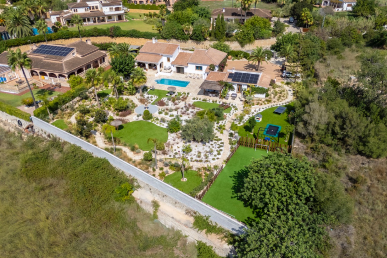 Charmante villa de 6 chambres à vendre à Javea, près de la vieille ville et de l'école internationale.