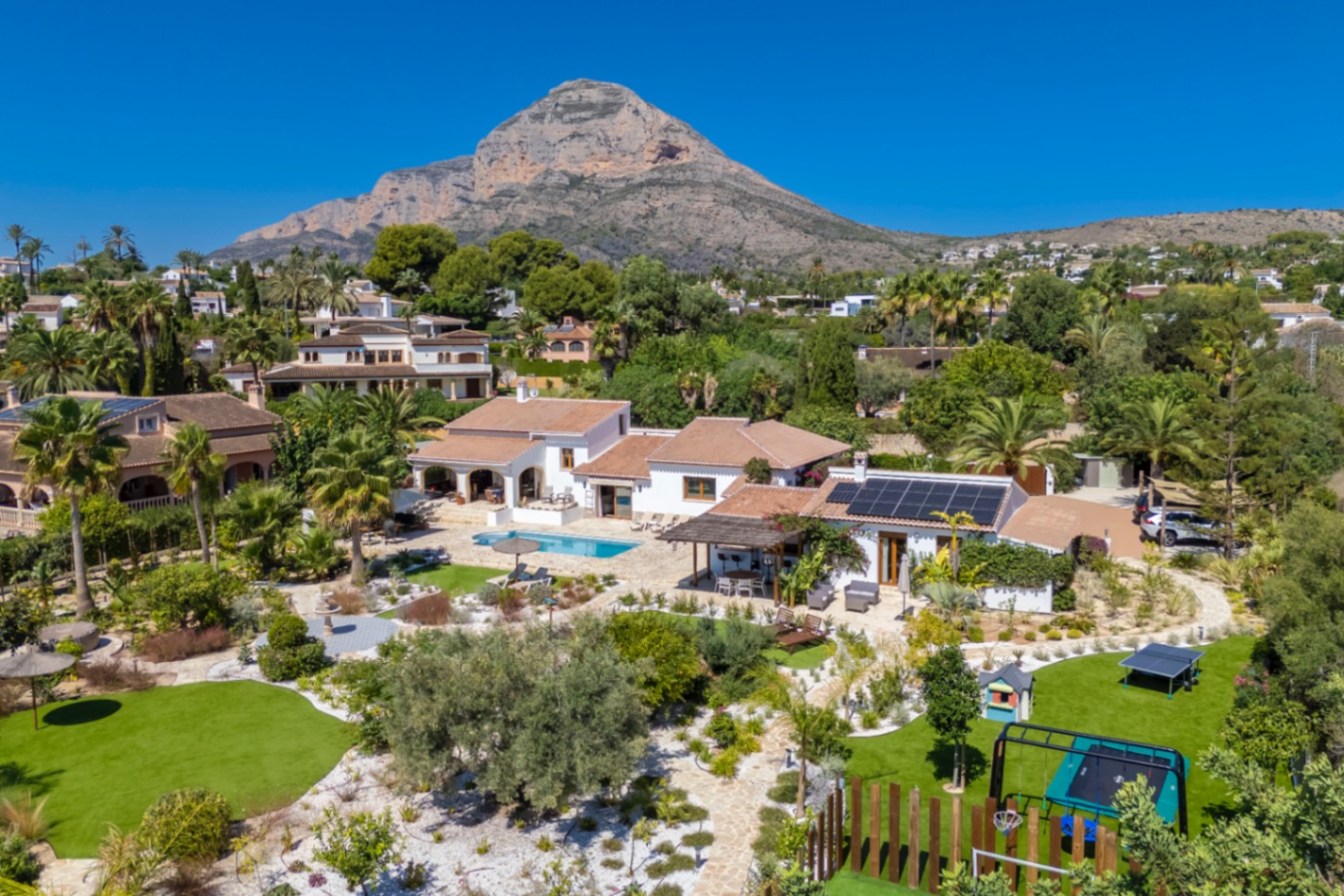 Charmante villa de 6 chambres à vendre à Javea, près de la vieille ville et de l'école internationale.