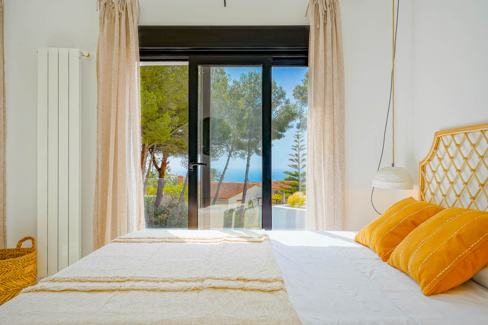 Villa in Ibicenco-stijl met 5 slaapkamers en uitzicht op zee te koop in Javea