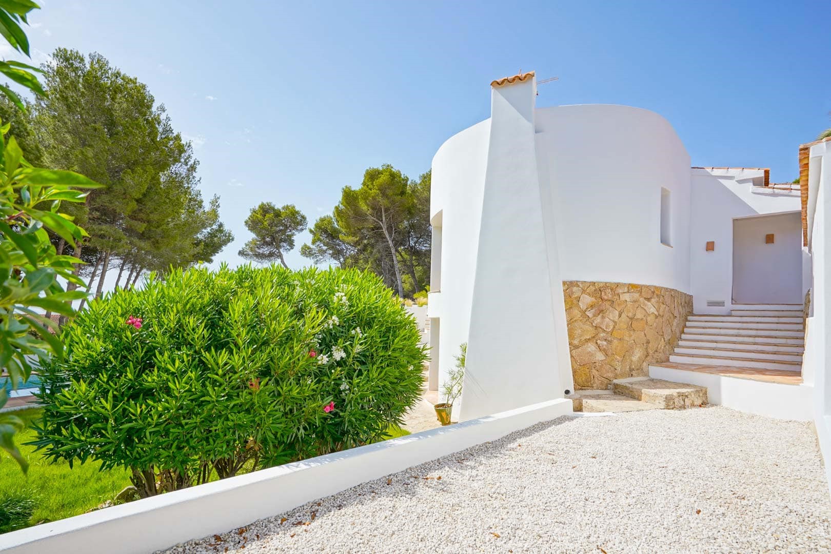 Villa in Ibicenco-stijl met 5 slaapkamers en uitzicht op zee te koop in Javea