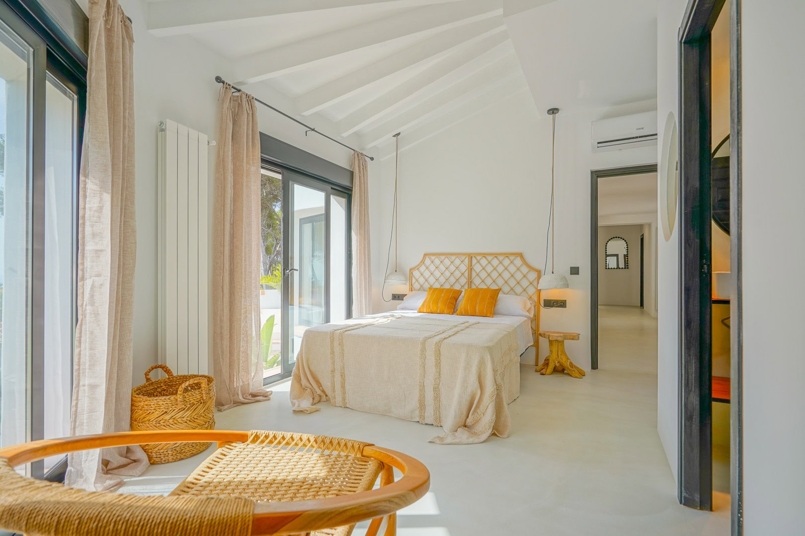 Villa in Ibicenco-stijl met 5 slaapkamers en uitzicht op zee te koop in Javea