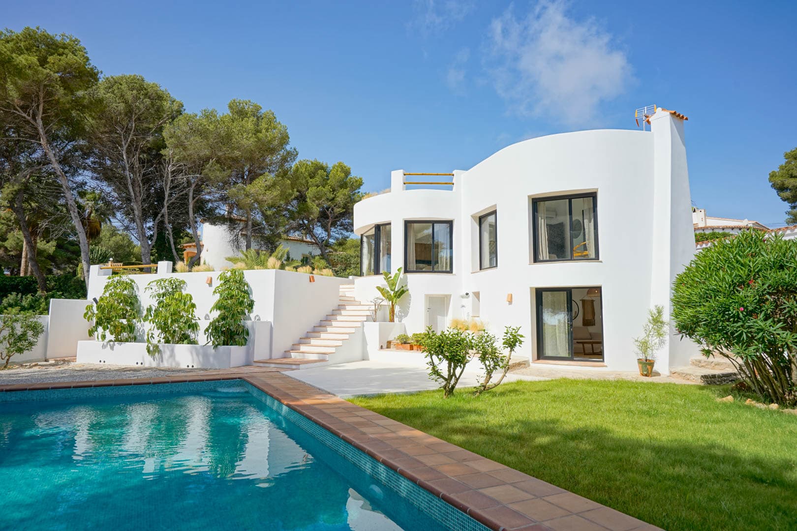 Villa in Ibicenco-stijl met 5 slaapkamers en uitzicht op zee te koop in Javea