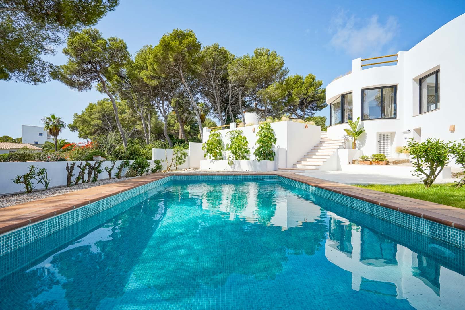 Villa in Ibicenco-stijl met 5 slaapkamers en uitzicht op zee te koop in Javea
