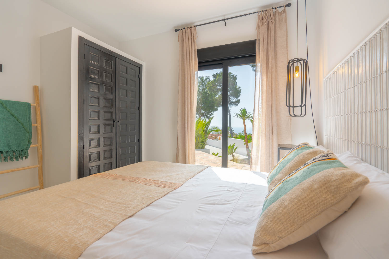 Villa in Ibicenco-stijl met 5 slaapkamers en uitzicht op zee te koop in Javea