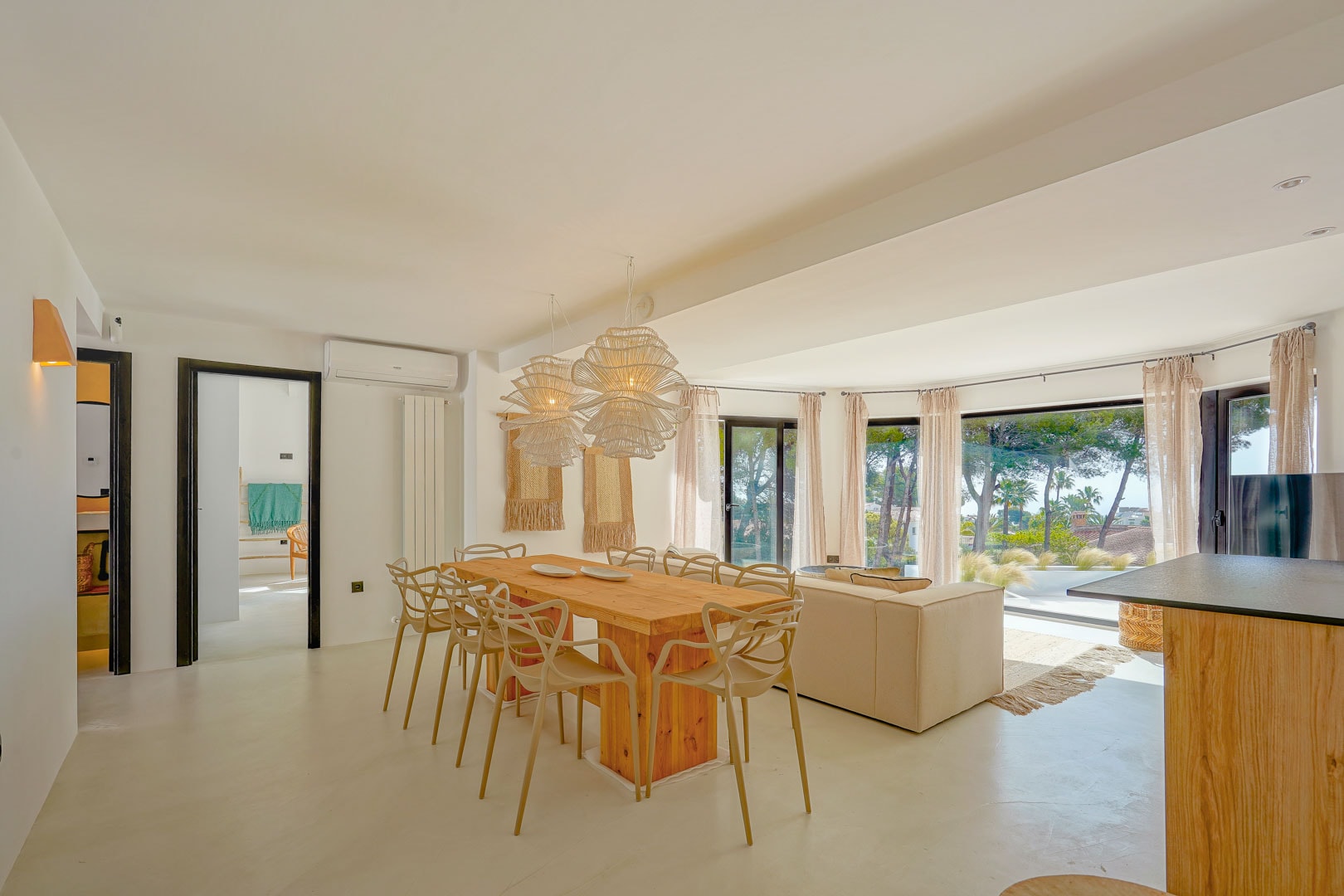 Villa in Ibicenco-stijl met 5 slaapkamers en uitzicht op zee te koop in Javea