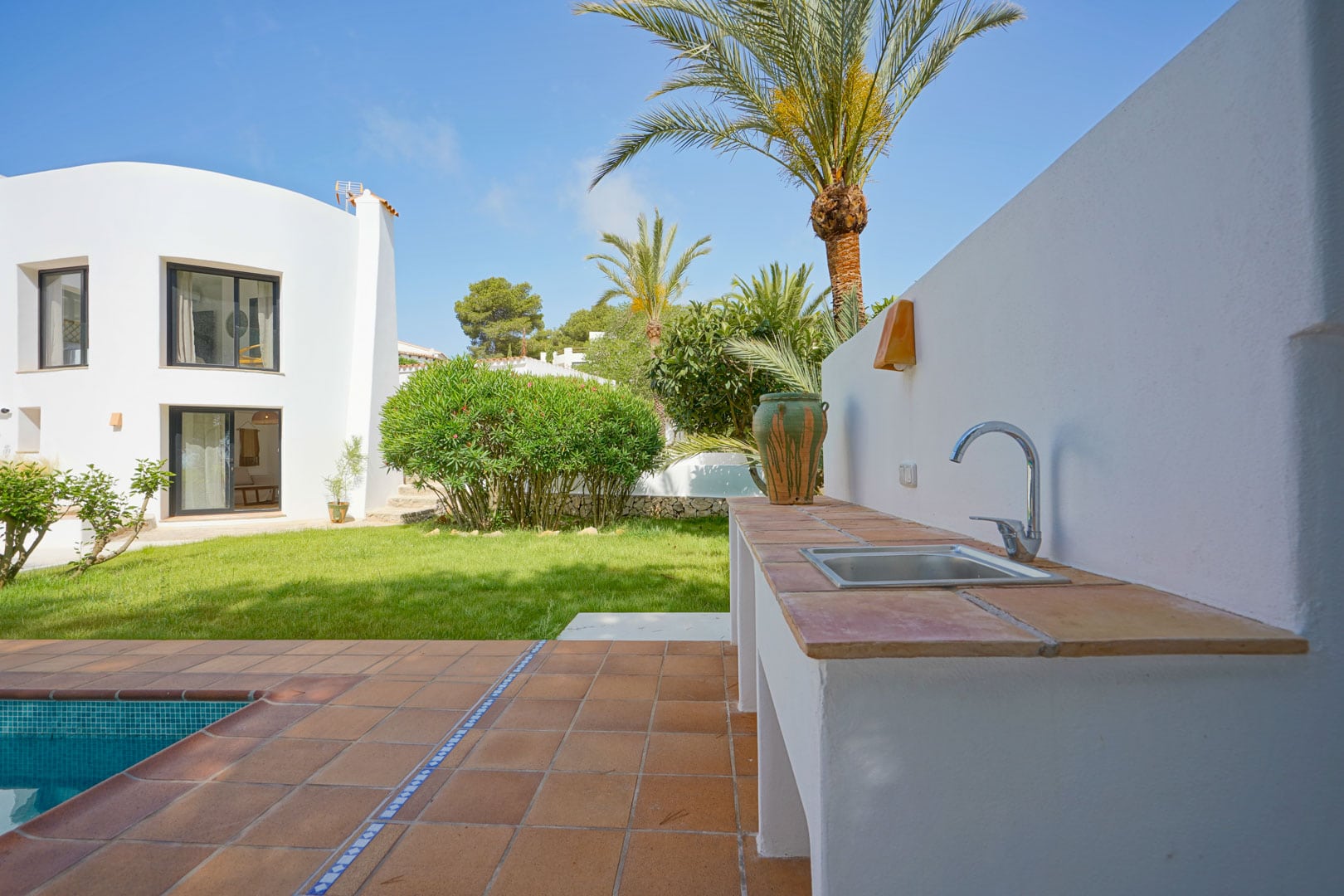 Villa in Ibicenco-stijl met 5 slaapkamers en uitzicht op zee te koop in Javea