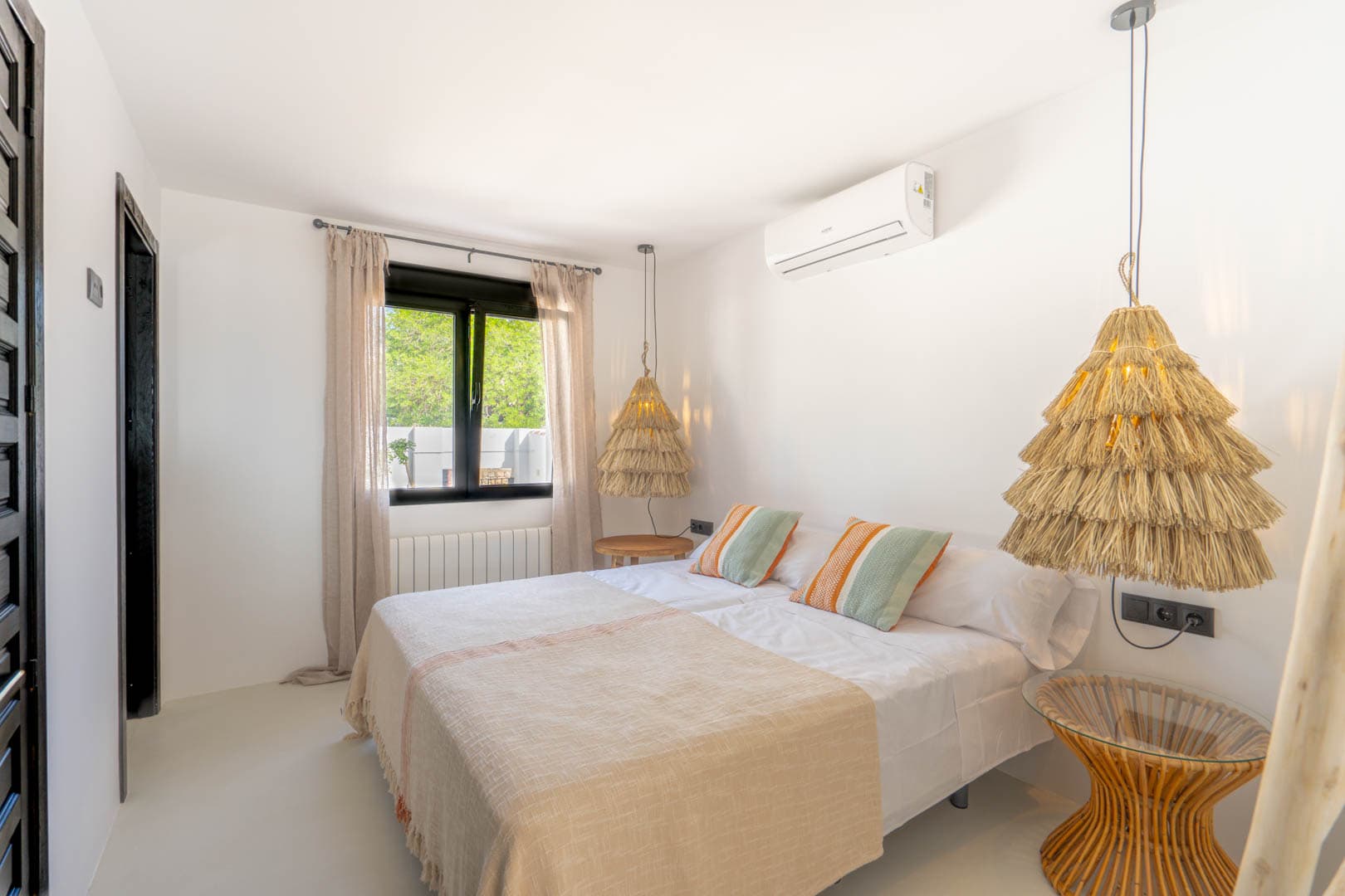 Villa in Ibicenco-stijl met 5 slaapkamers en uitzicht op zee te koop in Javea