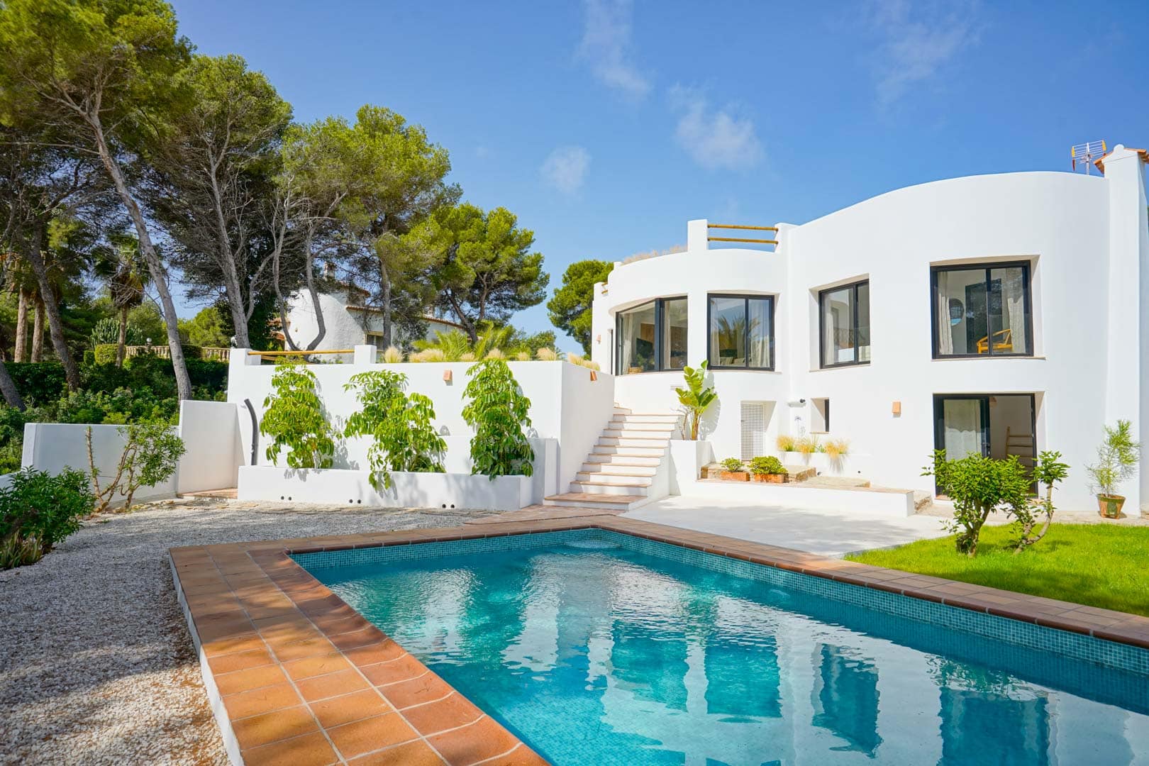 Villa in Ibicenco-stijl met 5 slaapkamers en uitzicht op zee te koop in Javea