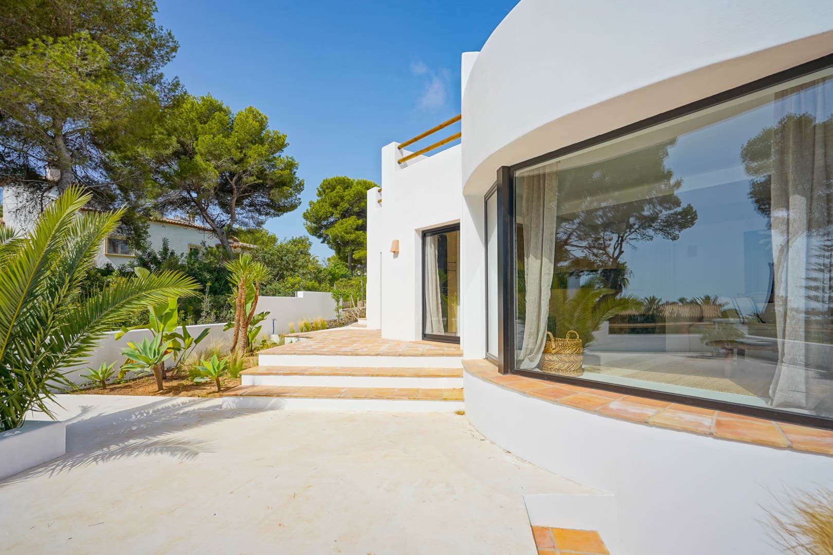 Villa in Ibicenco-stijl met 5 slaapkamers en uitzicht op zee te koop in Javea