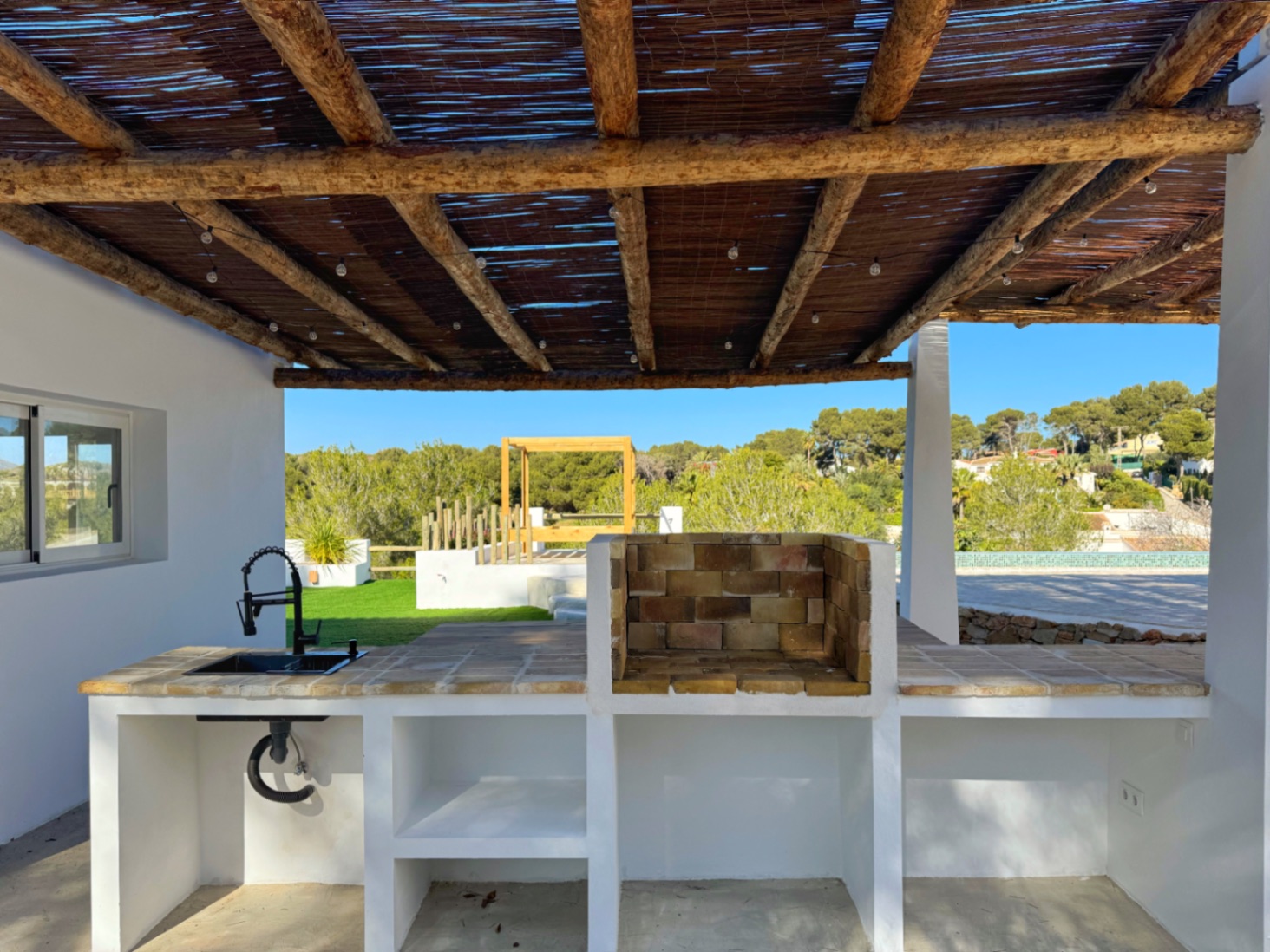Ibiza-stijl finca met 4 slaapkamers te koop in Jávea, dichtbij Arenal