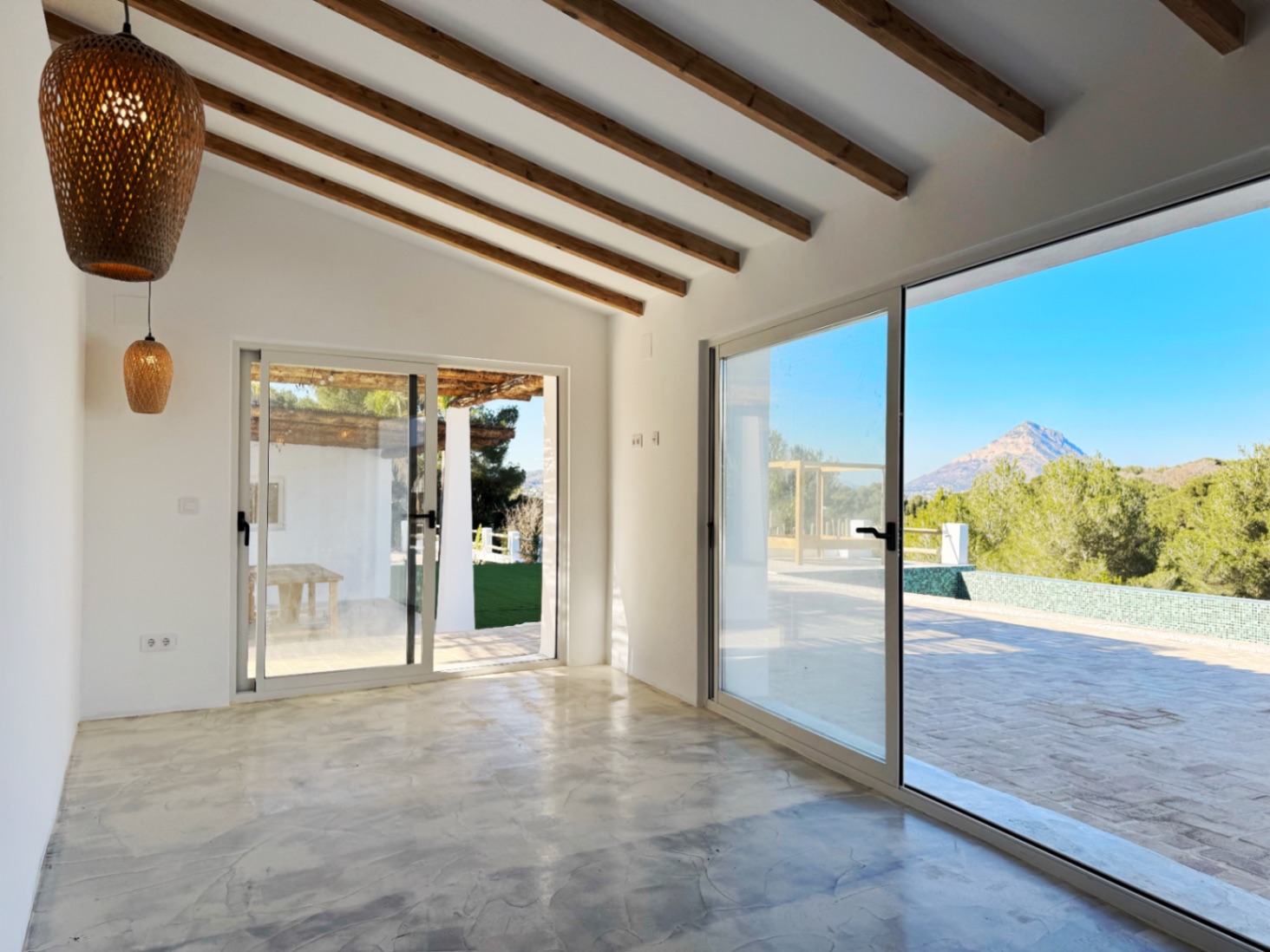 Ibiza-stijl finca met 4 slaapkamers te koop in Jávea, dichtbij Arenal