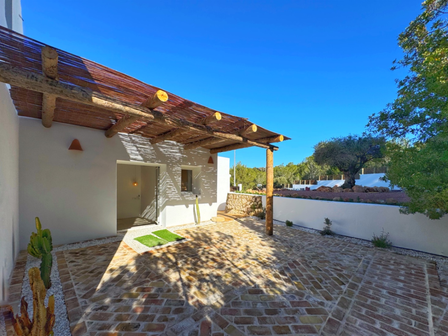 Ibiza-stijl finca met 4 slaapkamers te koop in Jávea, dichtbij Arenal