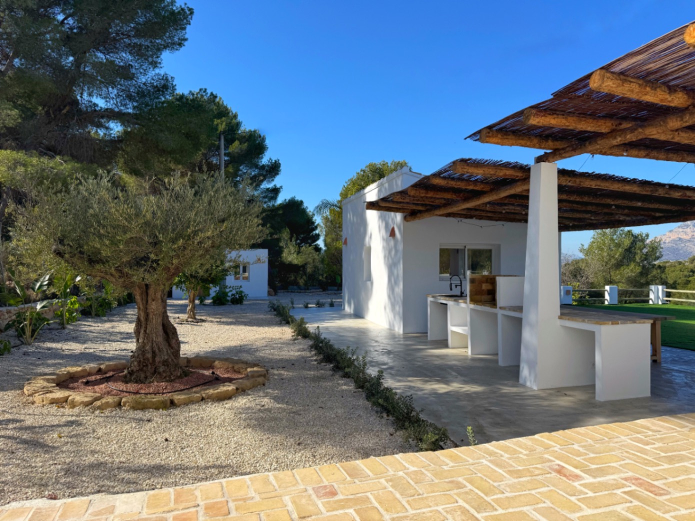 Ibiza-stijl finca met 4 slaapkamers te koop in Jávea, dichtbij Arenal